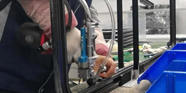 為什么要選擇自動(dòng)拉鉚釘機(jī)？