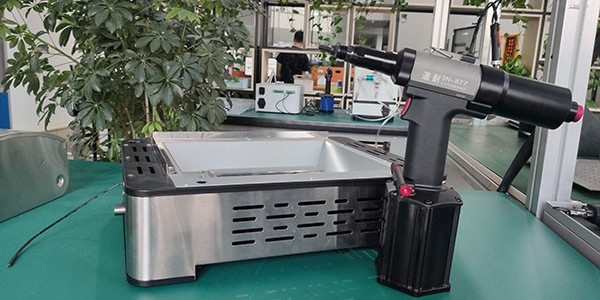 拉鉚螺母槍的應(yīng)用之鈑金加工