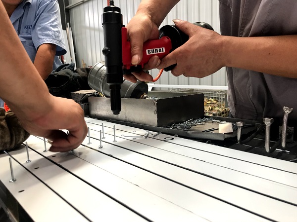 拉釘槍使用過(guò)程