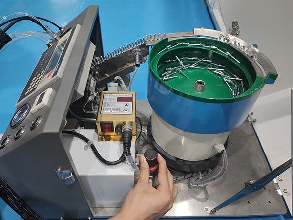 自動(dòng)拉釘機(jī)