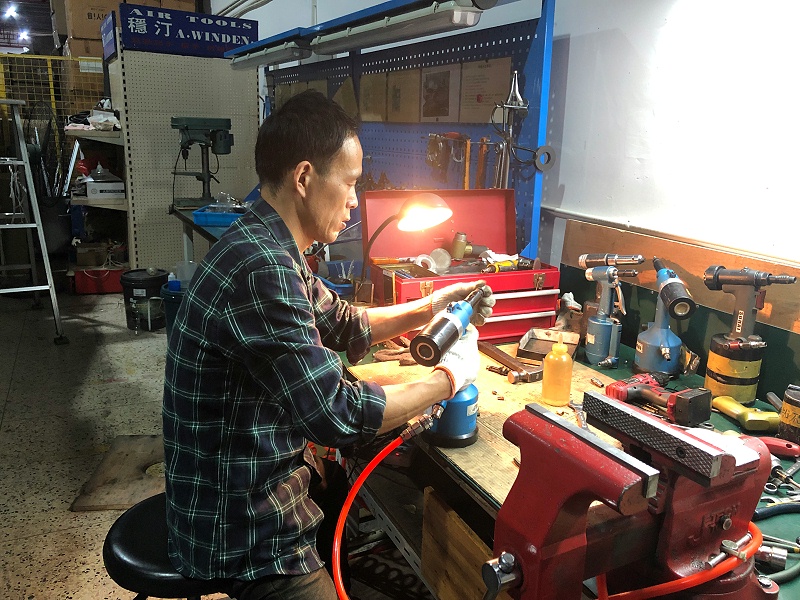 在維護(hù)中的氣動液壓鉚釘槍