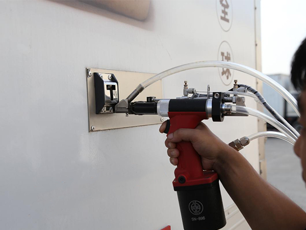 江蘇元景選擇嘉佑佳速耐自動拉釘機(jī)