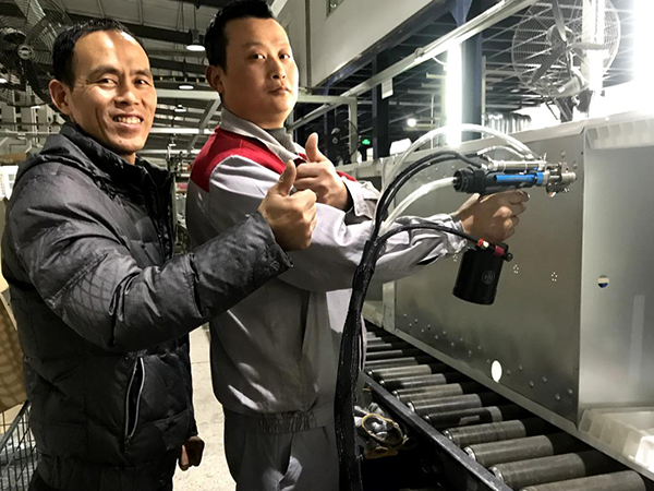 加藤員工使用速耐自動拉釘機