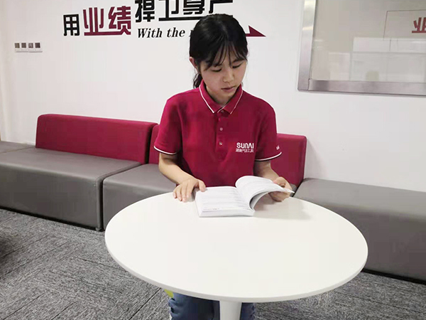 速耐氣動工具員工在認真的學(xué)習