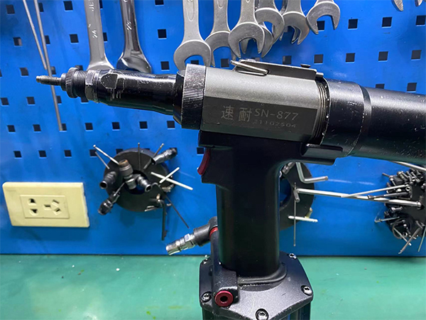 氣動螺母槍只旋轉(zhuǎn)不拉鉚是什么原因？